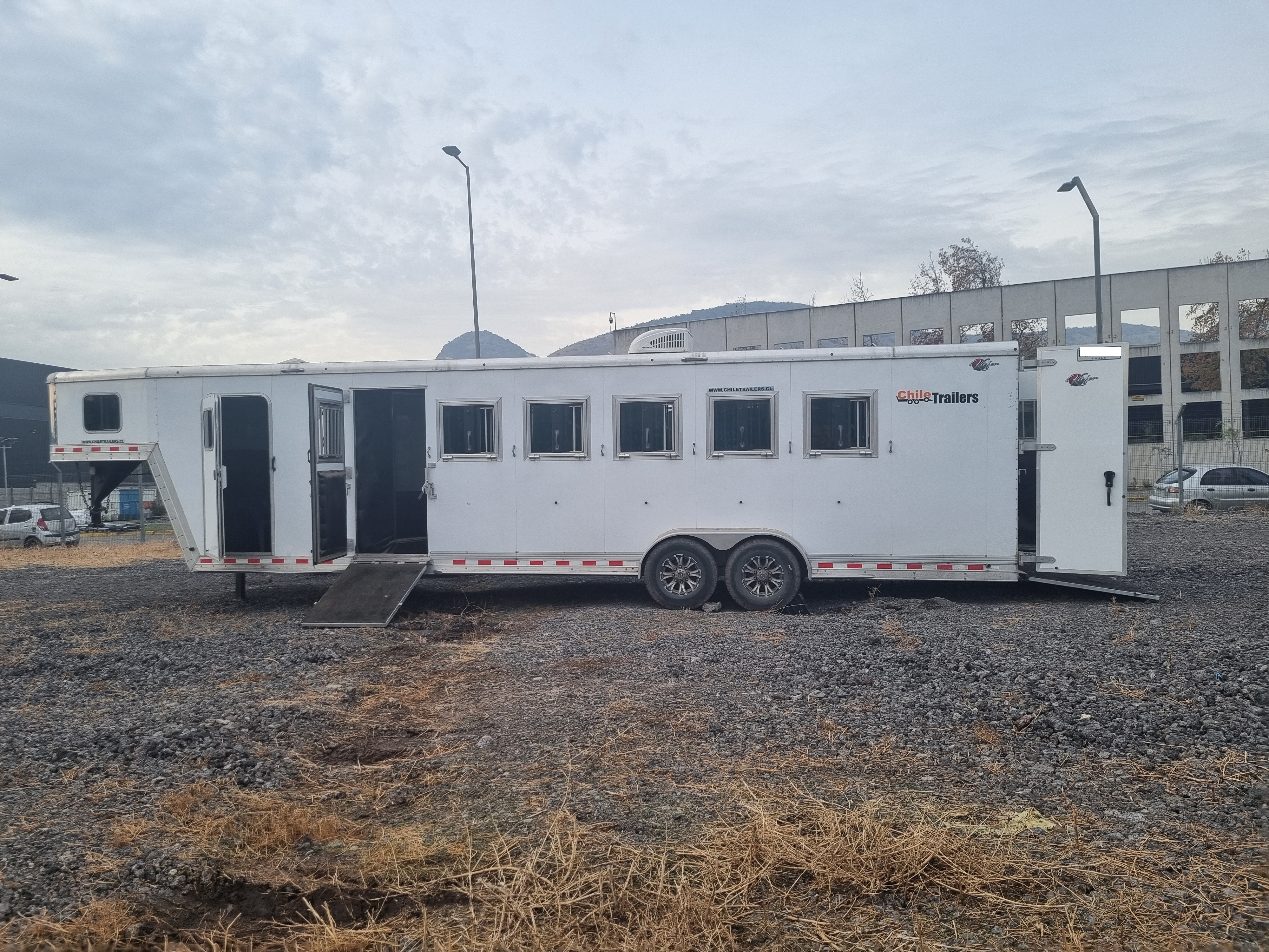CABALLERIZA KIEFER TRAILERS GENESIS 6H 2022